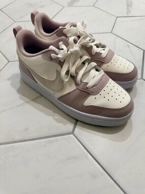 Nike youth  Low-Top Sneakers in white and mauve 5.5 youth / 7 W